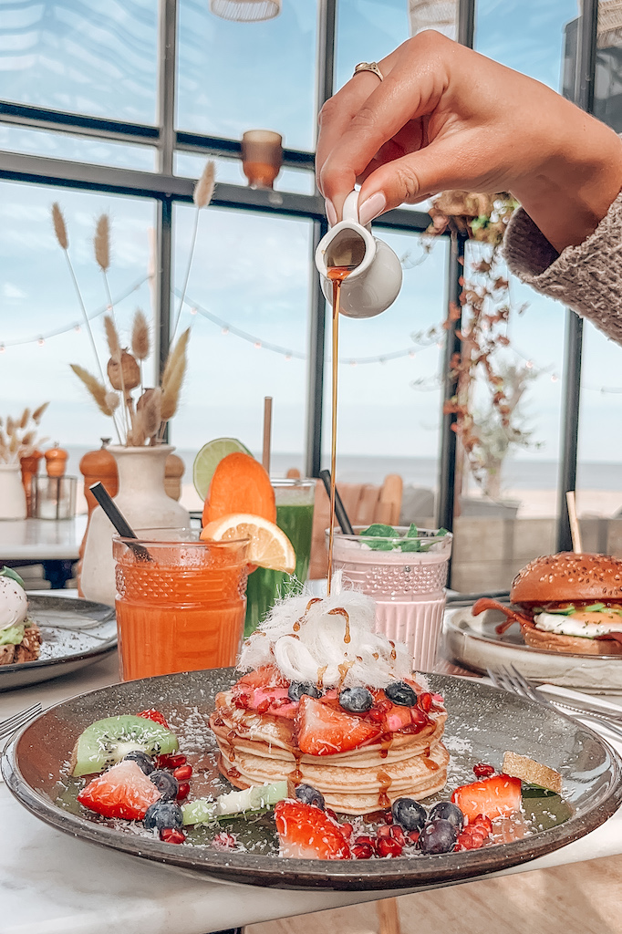 ontbijt bij branding beachclub, brunchrestaurant